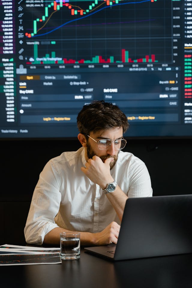 Business-Analyst schaut auf Laptop