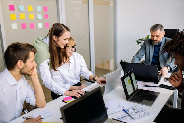 Kollegen arbeiten während eines BWL-Meetings zusammen