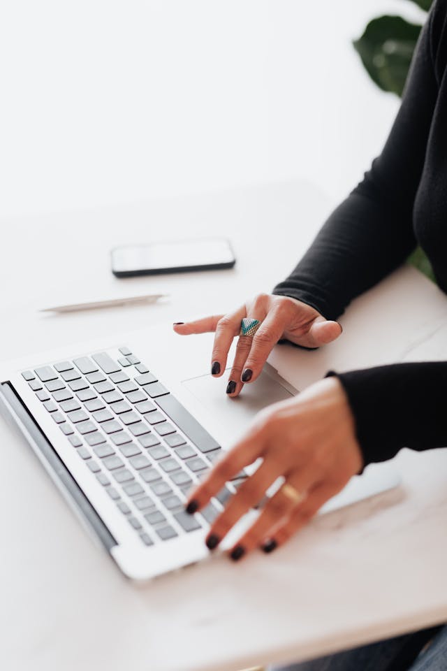 Student nutzt einen Laptop für sein Online-MBA-Studium