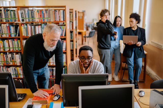 Mann, der mit jungen Erwachsenen in der Heilpädagogik arbeitet