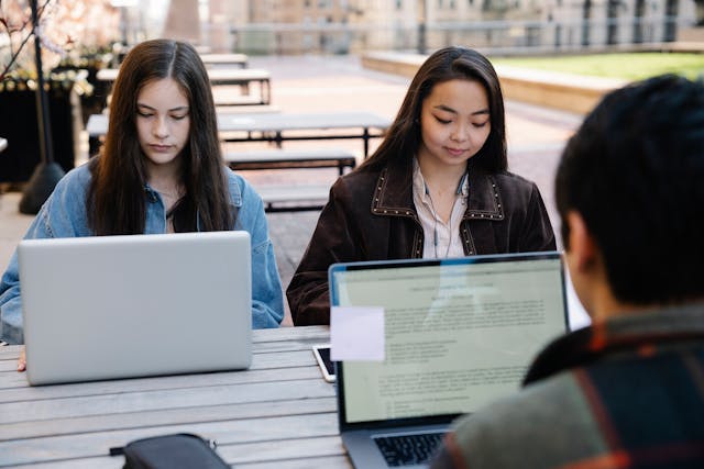 Studenten, die Laptops für Fernstudien nutzen