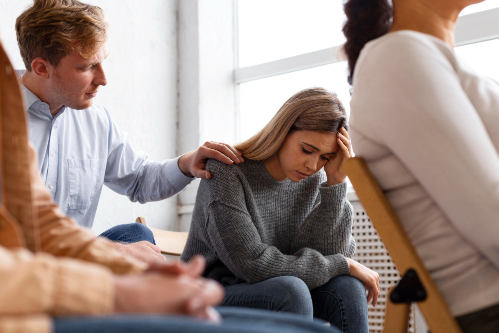 Foto eines Mannes, der einem an Depressionen leidenden Studenten Hilfe anbietet