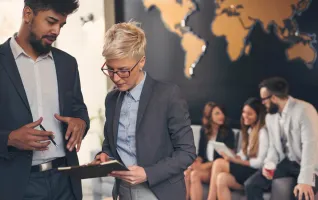 Student arbeitet im International Management nach BWL Studium mit Schwerpunkt 