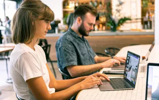 Frau nutzt einen Laptop, um Marketingaufgaben auszuführen