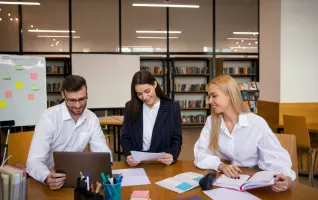 Junge Geschäftsleute, die ein MBA-Programm absolvieren