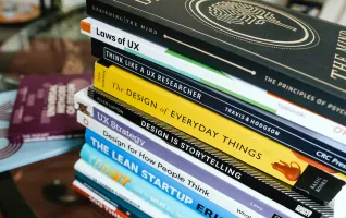 Stapel Bücher über UX-Design