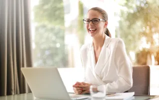 lachende-Geschäftsfrau-arbeitet-Laptop-Büro