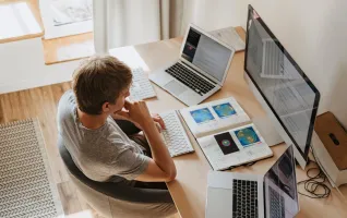 Student schaut sich zu Hause am Computer Online-MBA-Materialien an