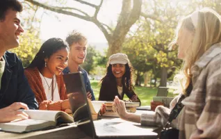 Studenten tauschen sich in der Natur über ihre neuen Lernmethoden aus
