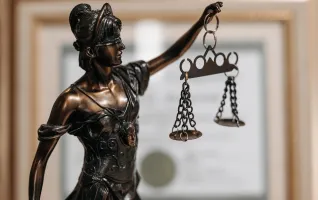 Themis-Figur im Büro eines Arbeitsrechtsanwalts