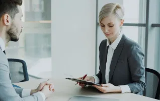 Personalpsychologe im Gespräch mit einem Mitarbeiter im Büro