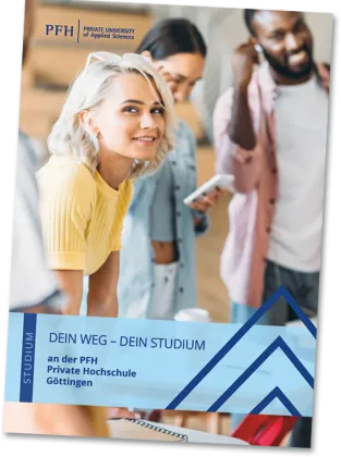 Studentin blickt lächelnd in die Kamera, während sie mit anderen Studierenden an einem Tisch arbeitet. Overlay mit Text „Dein Weg – Dein Studium an der PFH Private Hochschule Göttingen“.