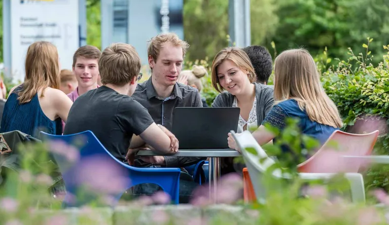 Students-researching-reasons-for-study-abroad