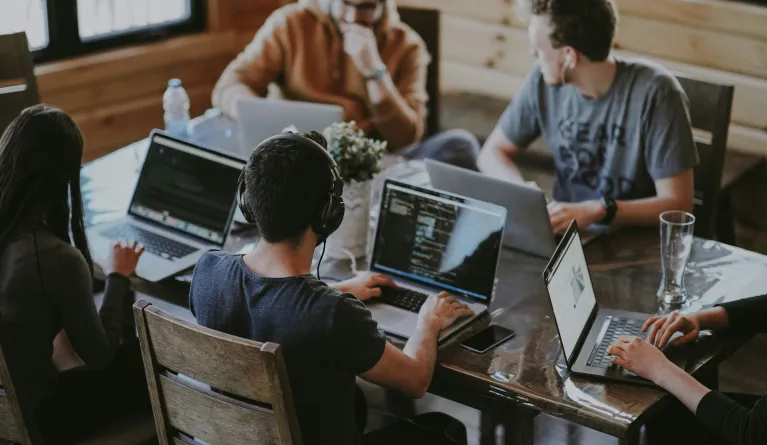 Demografie junger Menschen, die Laptops nutzen