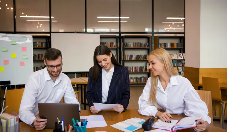 Junge Geschäftsleute, die ein MBA-Programm absolvieren