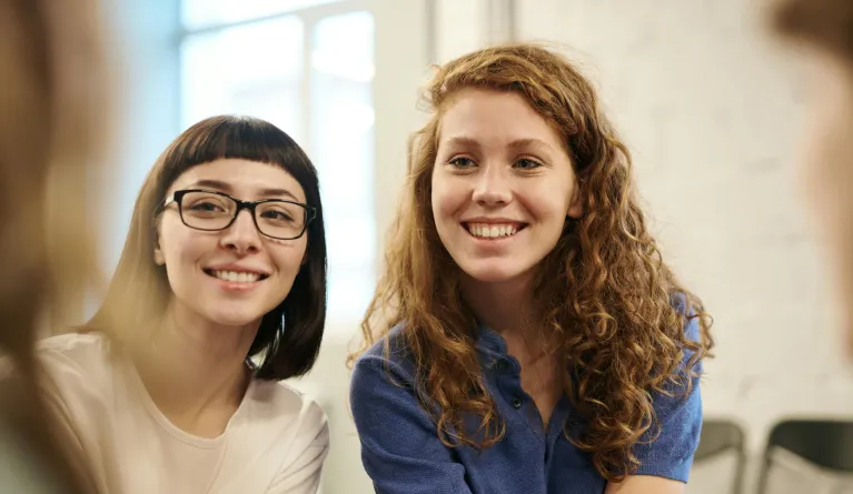 Zwei Studentinnen treffen sich an der Universität