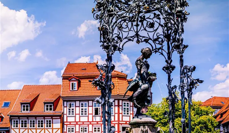 Das Gänseliesel ist das Wahrzeichen von Göttingen.