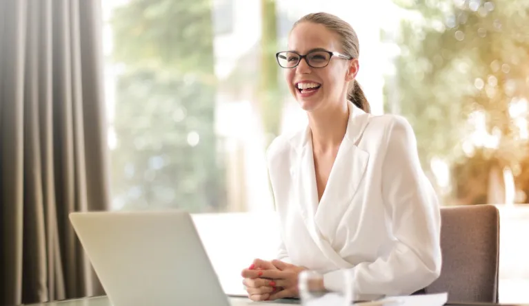 lachende-Geschäftsfrau-arbeitet-Laptop-Büro