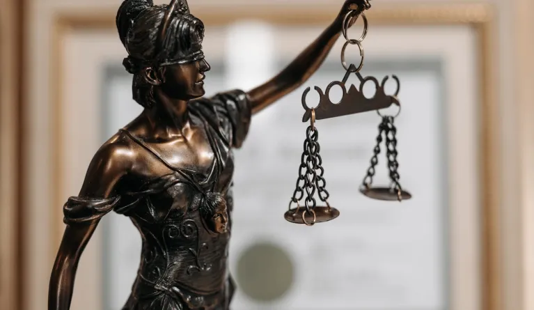 Themis-Figur im Büro eines Arbeitsrechtsanwalts