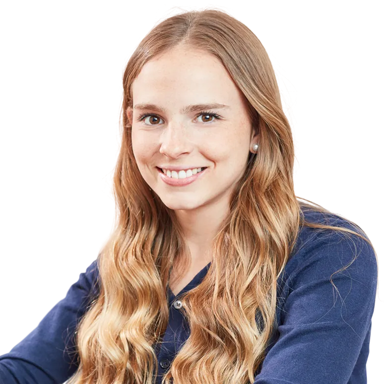 PFH Psychologie Bachelor Studentin schaut freundlich in die Kamera